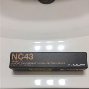 MAC BB’s!🖤 24 hour wear studio fix concealer yas!